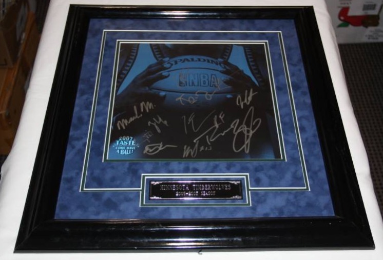 lot 22 image: 2006-07 Minnesota Timberwolves Signed Photo Kevin Garnett Auto