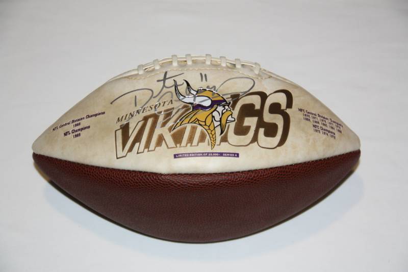 lot 30 image: Minnesota Vikings Commemorative Football Daunte Culpepper Auto