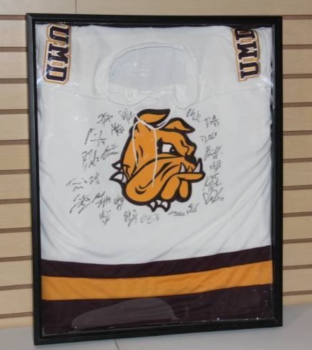 lot 55 image: UMD Duluth Bulldogs Hockey Team Signed Jersey Auto in Frame