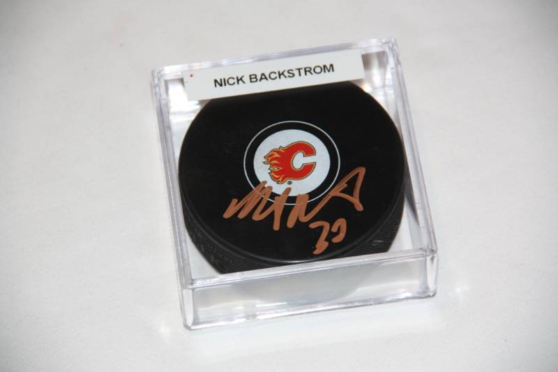 lot 94 image: Calgary Flames Nick Backstrom Hockey Puck Auto