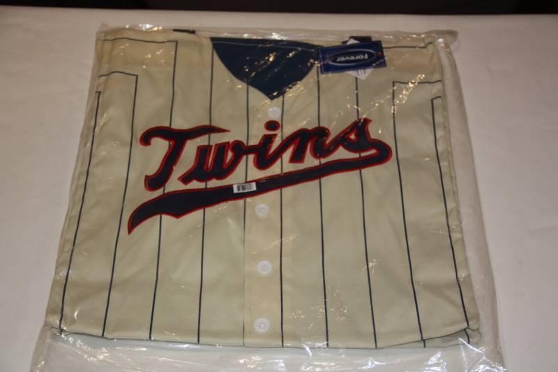 lot 133 image: Minnesota Twins Joe Mauer Embroidered Game Day Bag
