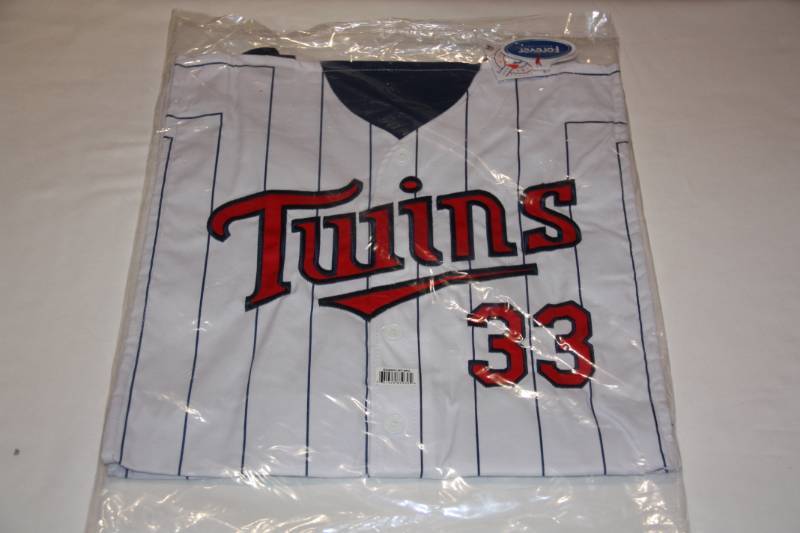 lot 134 image: Minnesota Twins Justin Morneau Embroidered Game Day Bag