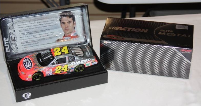 lot 156 image: Jeff Gordon Action Racing 124 Car 2001 Monte Carlo 3504