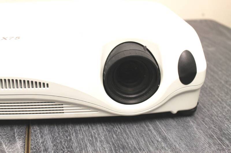 lot 7 image: Conference Room Projector 3M X75 Projector