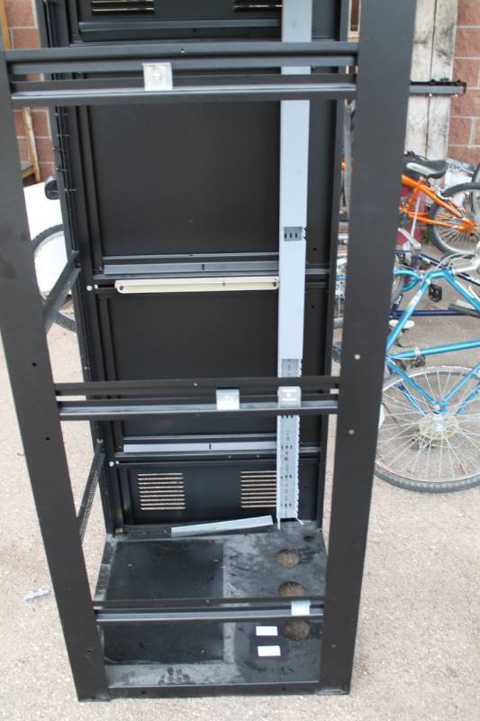 lot 21 image: Computer Rack Universal