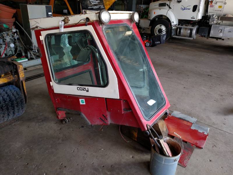 lot 16 image: Cozy Cab, Fits Toro Goroundsmaster...