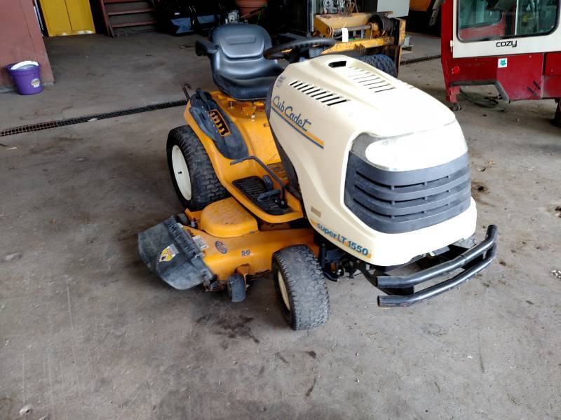 lot 17 image: Cub Cadet Super LT 1550 Lawn Tracto...