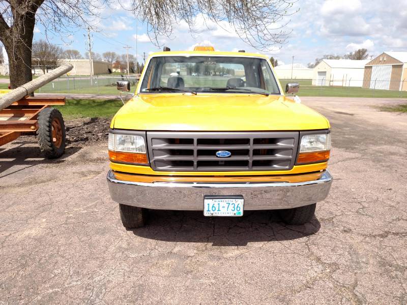 lot 4 image: 1994 Ford F150 XL, 4X4 Super Cab, 8...