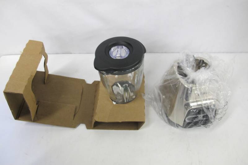 lot 47 image: Oster Master Series 800 Blender - 6 Cup Glass with Stainless Steel Base - NEW Open Box