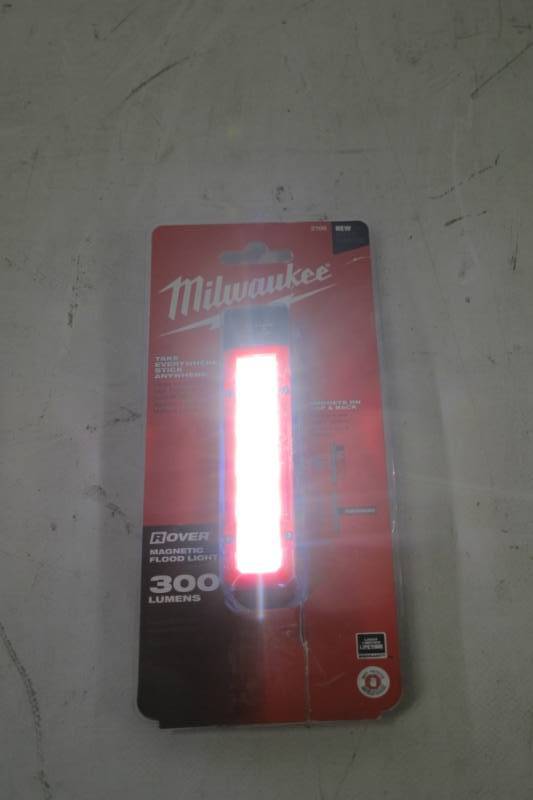 lot 114 image: Milwaukee 300-Lumen LED ROVER Magnetic Flood Light - Works