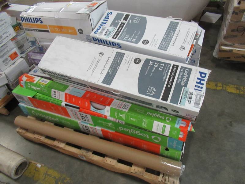 lot 177 image: Mixed Pallet of T8 & T12 LED and Florecent Light Bulbs