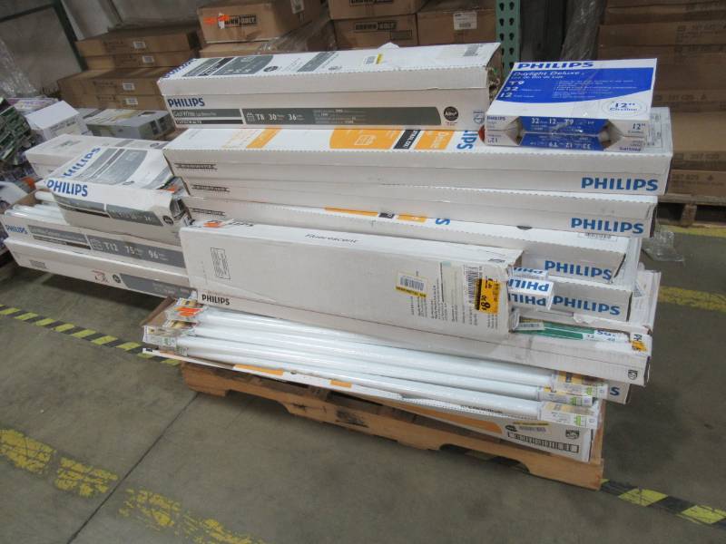 lot 178 image: Mixed Pallet of T8 and T12 Florecent Light Bulbs