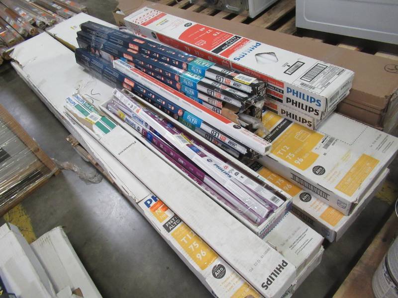 lot 202 image: Pallet of T8 And T12 LED And Florescent Light Bulbs.