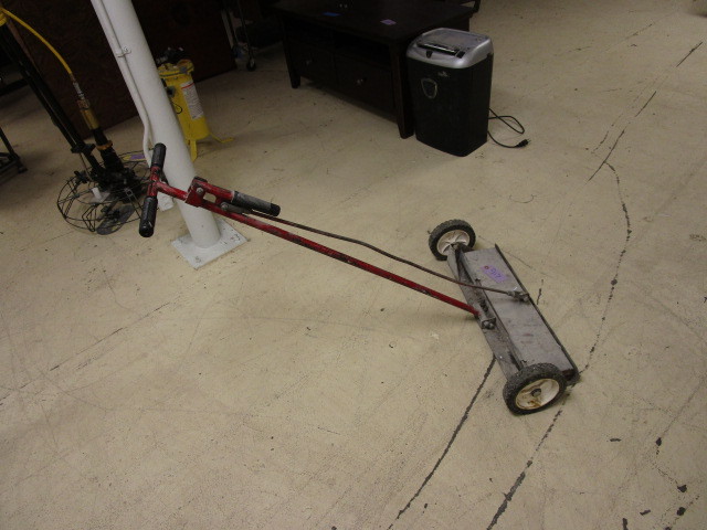 lot 917 image: WHEELED SHOP MAGNET