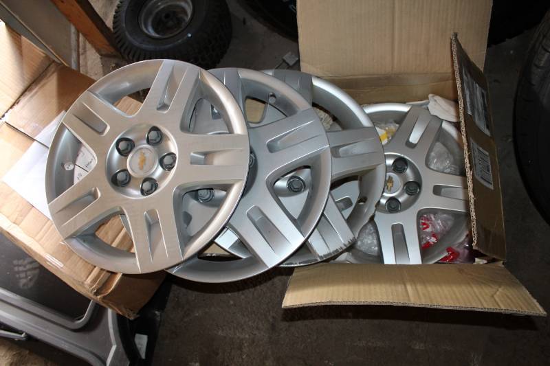 lot 191 image: Chevrolet 5-Lug Wheel Covers