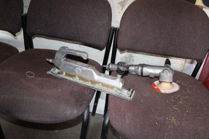 lot 186 image: Matco Tools Pneumatic Straight Line Sander MT1768, Pneumatic Grinder