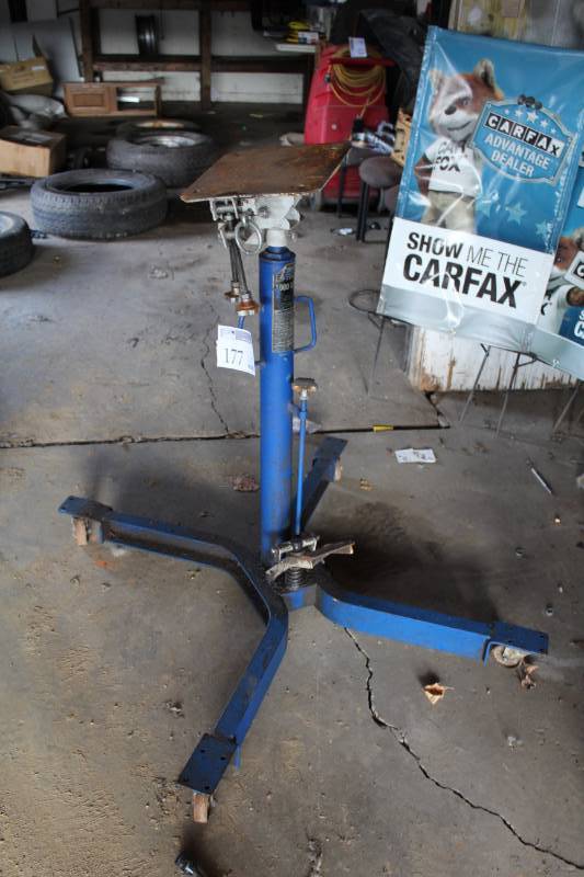 lot 177 image: Quest Professional Transmission Jack 1000 lb. Rolling Lift