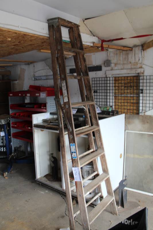 lot 176 image: Werner Wood 8ft. Heavy Duty Industrial Step Ladder