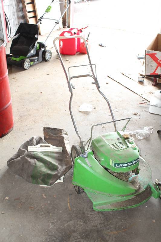 lot 162 image: Lawn Boy 21-inch Side Bagger Push Lawn Mower