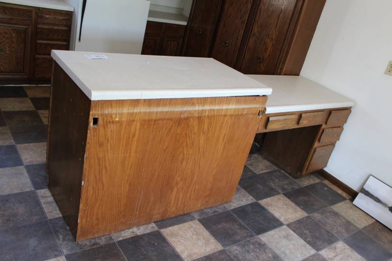 lot 126 image: Center Cabinet