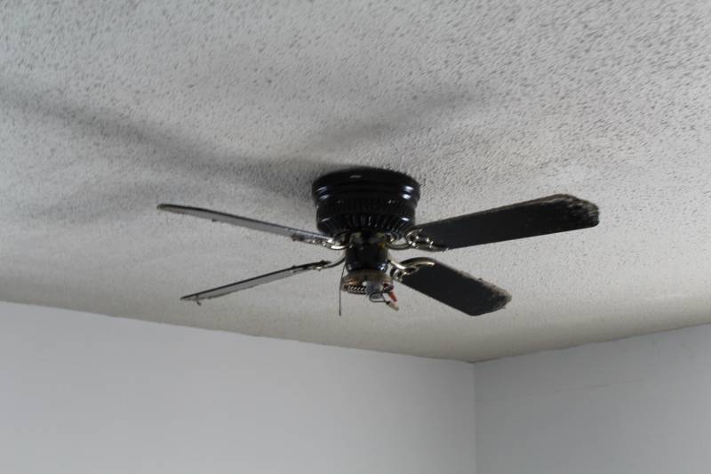 lot 130 image: Lighted Ceiling Fan