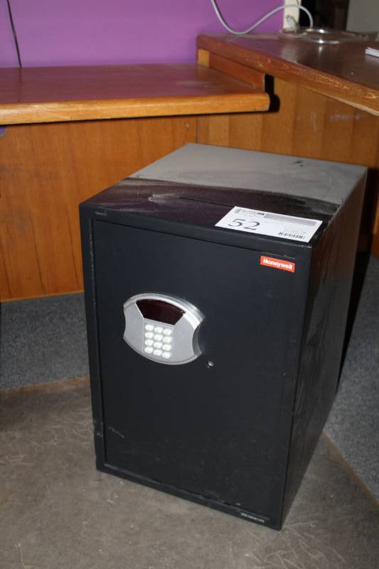 lot 52 image: Honeywell Safe