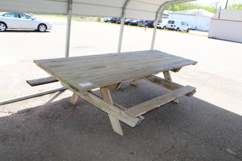 lot 134 image: Outdoor Picnic Table