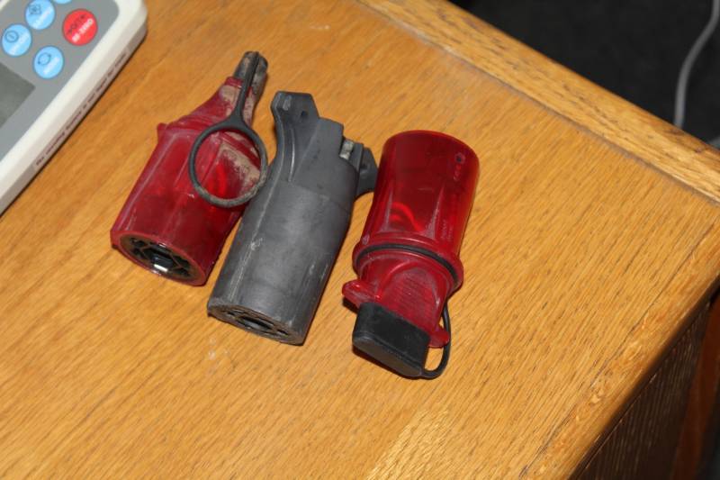 lot 218 image: Lot of (3) Trailer Hook-ups