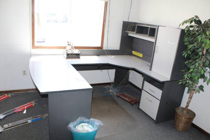 lot 82 image: U-Shaped Office Desk