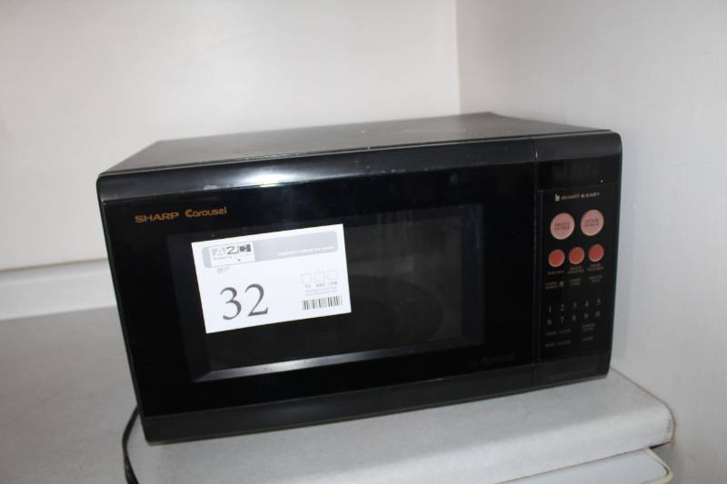 lot 32 image: 1994 Sharp Microwave Oven