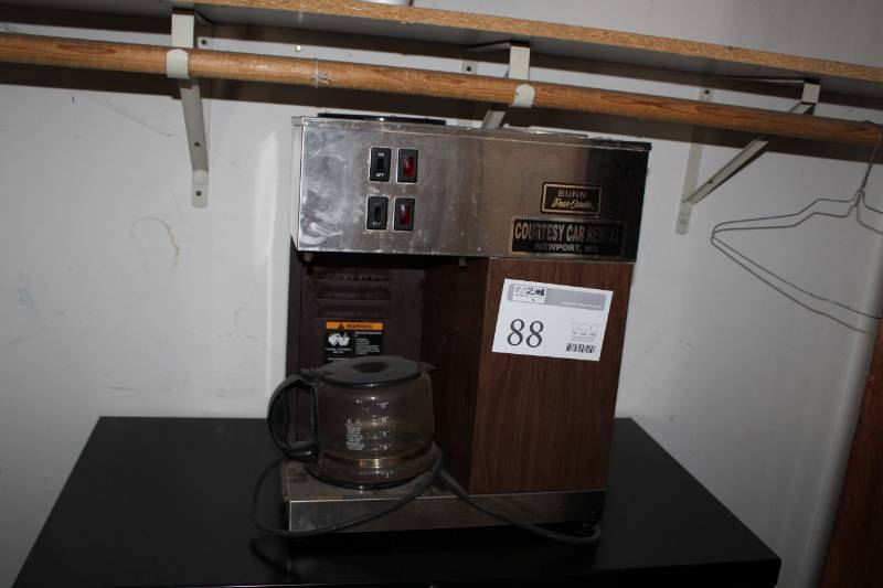 lot 88 image: Bunn-o-matic Coffee Machine with 2-Glass Decanters