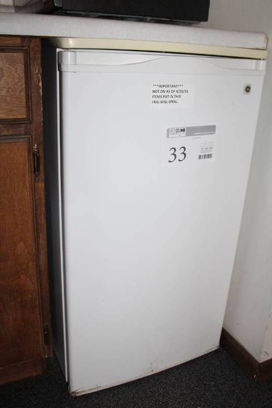 lot 33 image: 1999 GE Mini Refrigerator