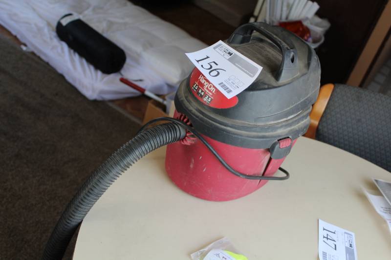 lot 156 image: Shop-Vac Hang-On 2.5-Gallon WetDry Vac