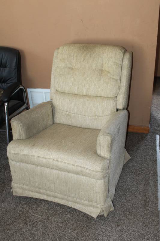 lot 152 image: Living Room Recliner