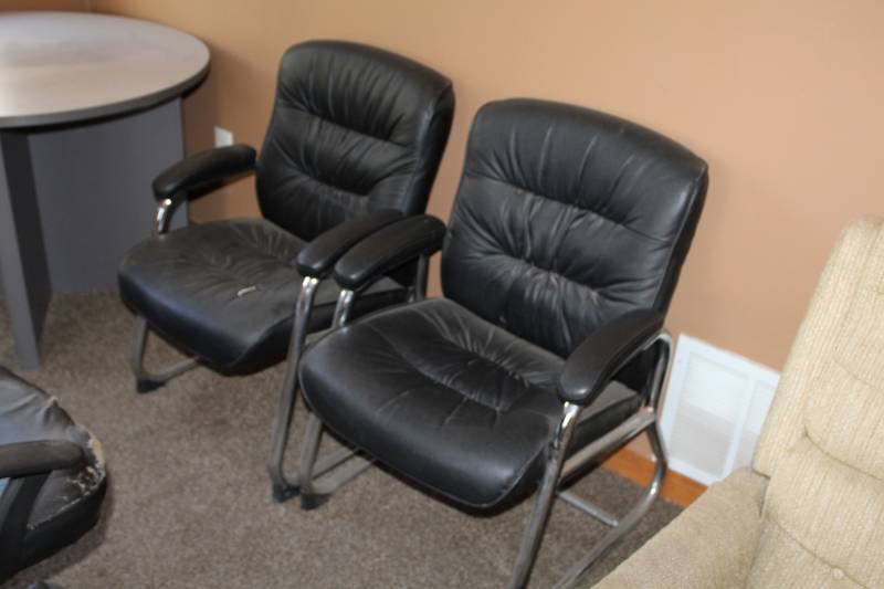 lot 149 image: Lot of (2) Padded Office Arm Chairs