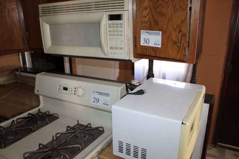 lot 30 image: Lot of (2) Microwave Ovens - 1999 Whirpool Under-cabinet GH7145XFZ 1000W, Table Top Model