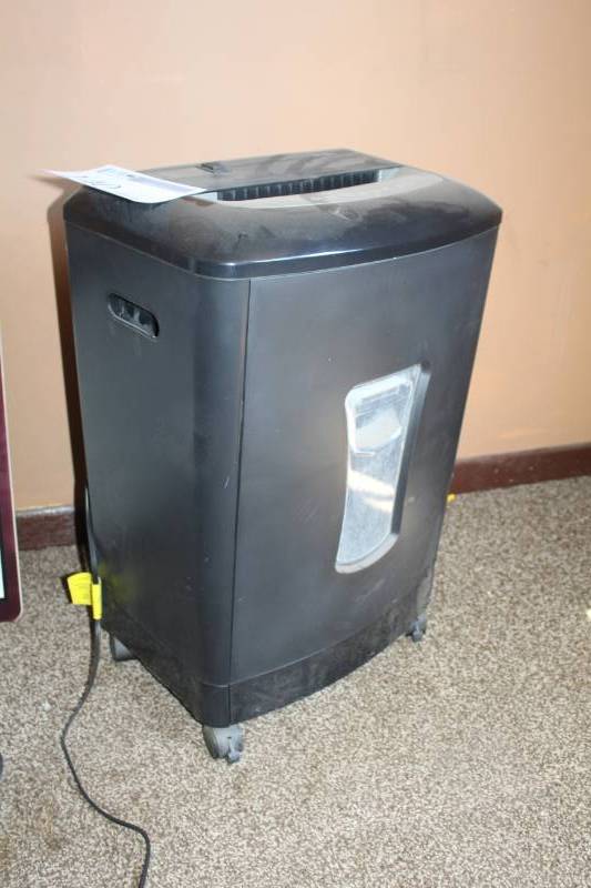 lot 140 image: OffiiceMax Paper Shredder