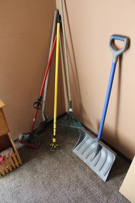lot 136 image: Lot of (5) Snow Shovel, Light Bulb Changer, Leaf Rake, Shovel, Broom