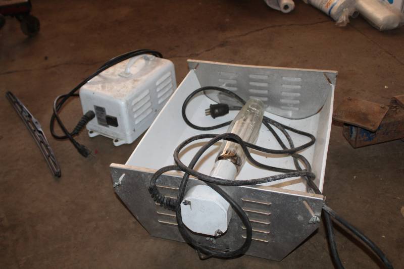 lot 298 image: Sunlight Supply, Inc. HPS 1000 Grow Light Ballast
