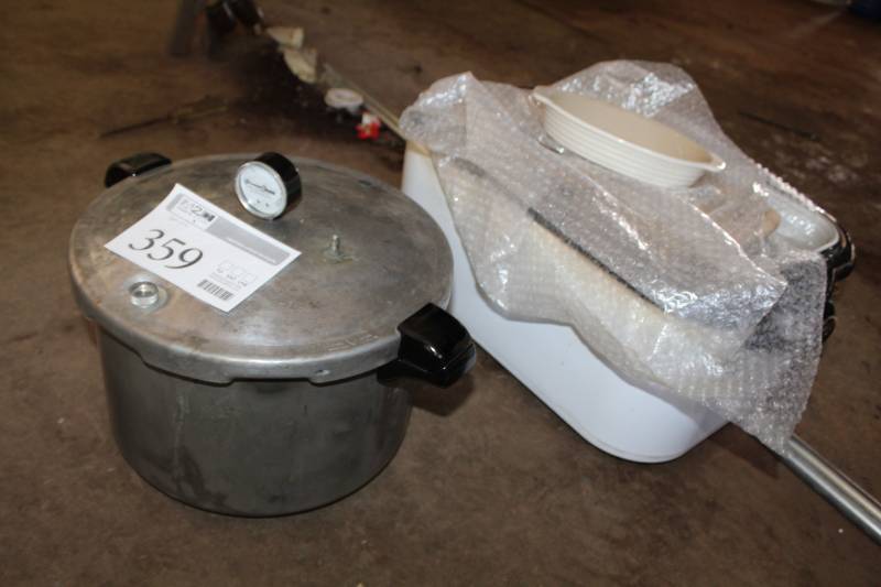 lot 359 image: Cookware - Hamilton Beach Roaster Oven, Pressure Cooker