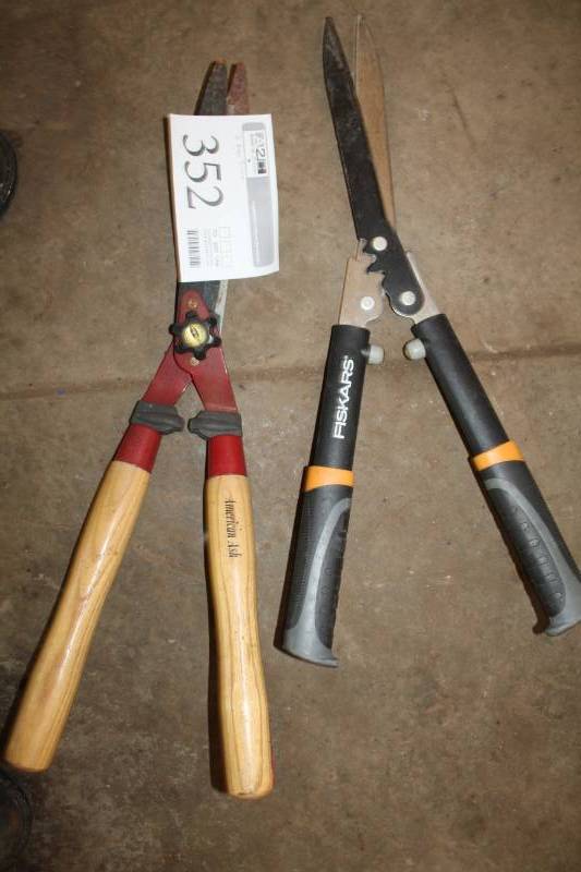 lot 352 image: Fiskars, American Ash Hedge Trimmers