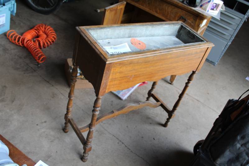 lot 370 image: Planter Table