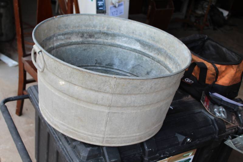 lot 371 image: Metal Wash Basin