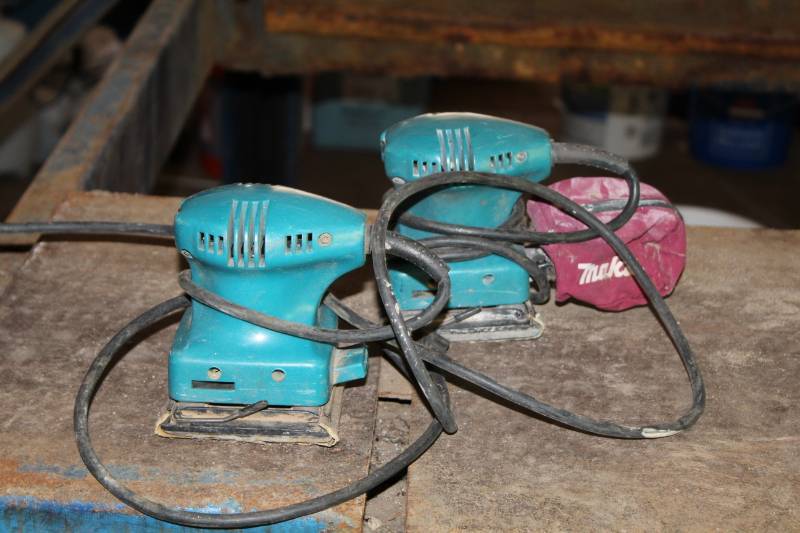 lot 383 image: Lot of (2) Makita Finishing Sanders