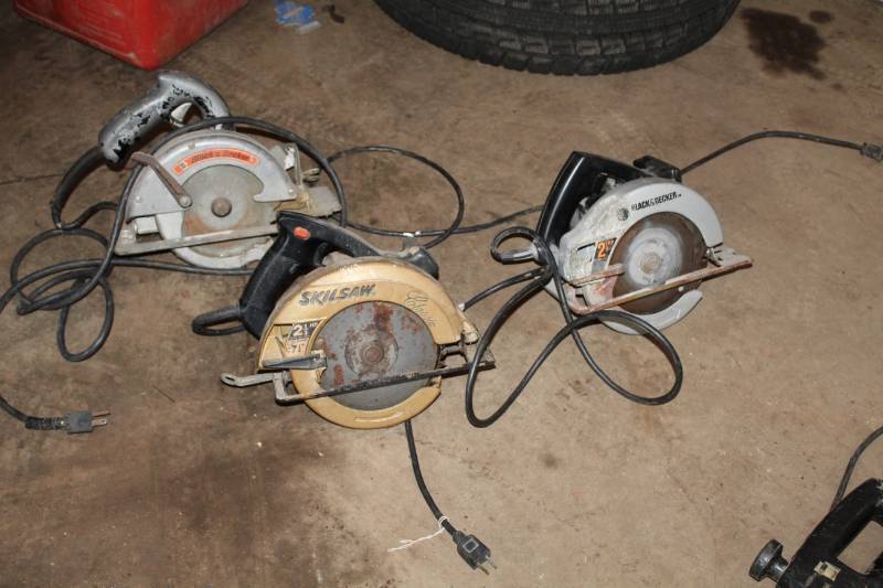lot 388 image: Lot of (3) Skilsaw, Black&Decker 7-14in. Circular Saws