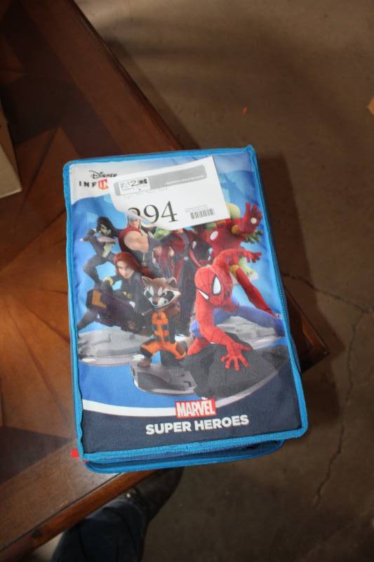 lot 294 image: Marvel Super Heroes Travel Case
