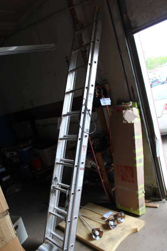 lot 198 image: Keller Medium Duty 13ft. Aluminum Extension Ladder