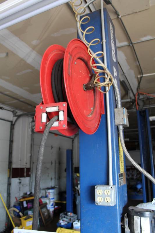 lot 201 image: Lincoln Air Hose Reel