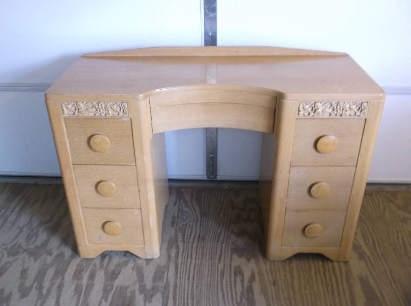lot 21 image: VanityDesk