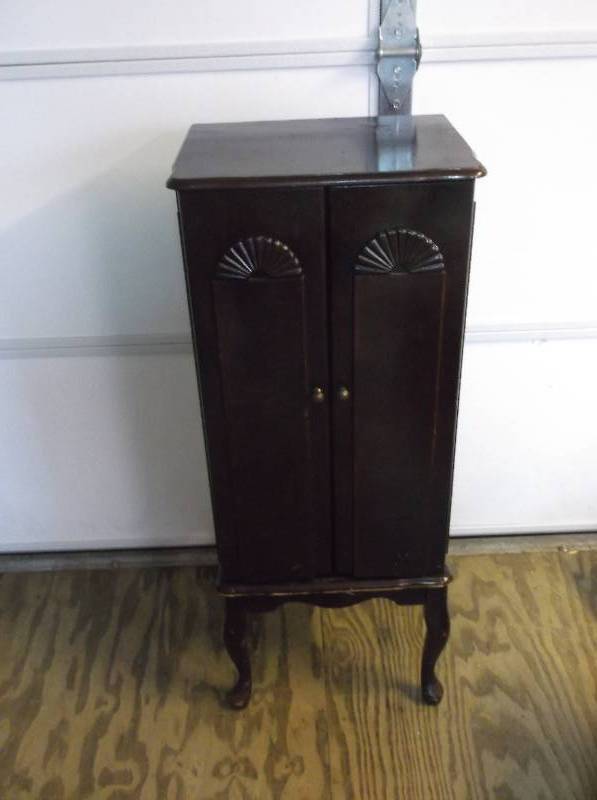 lot 102 image: Jewelry Armoire